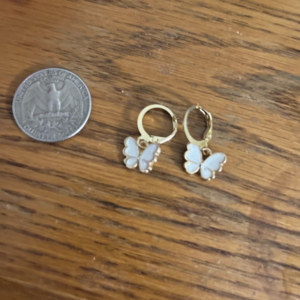 Chic Gold Butterfly Earrings - Picture 1 of 1